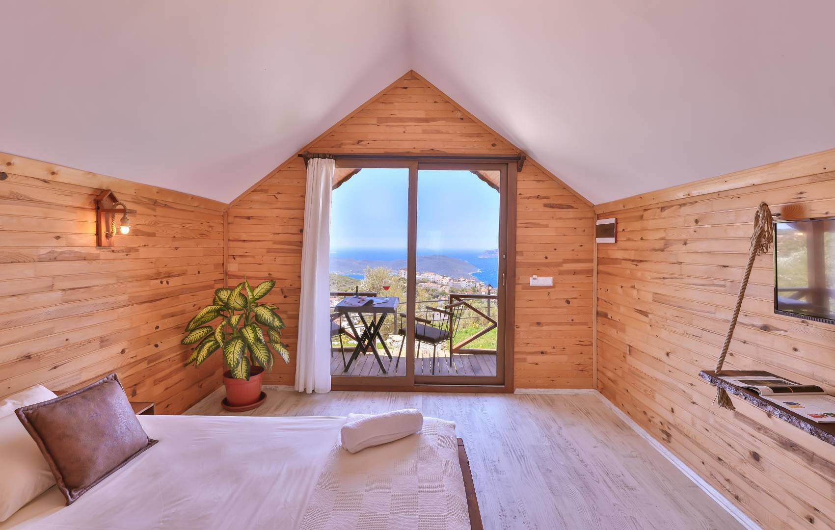 Kaş Andifli'de Muhteşem Doğa İçerisinde, Kahvaltı Dahil, Modern Tasarımlı Bungalov