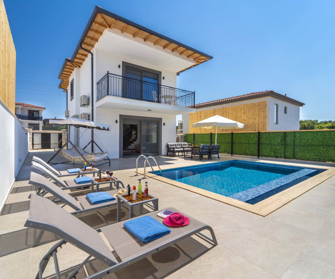 Kaş Andifli'de Yemyeşil Bahçeli, Özel Havuzlu, Konforlu Villa