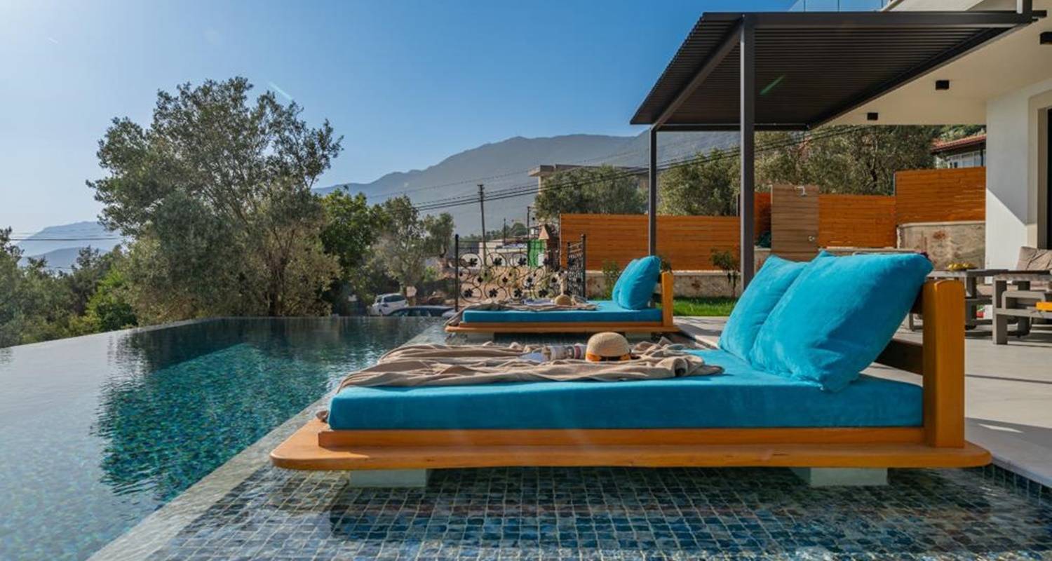 Kaş Andifli'de Modern Tasarımlı, Özel Havuzlu, Lüks Villa
