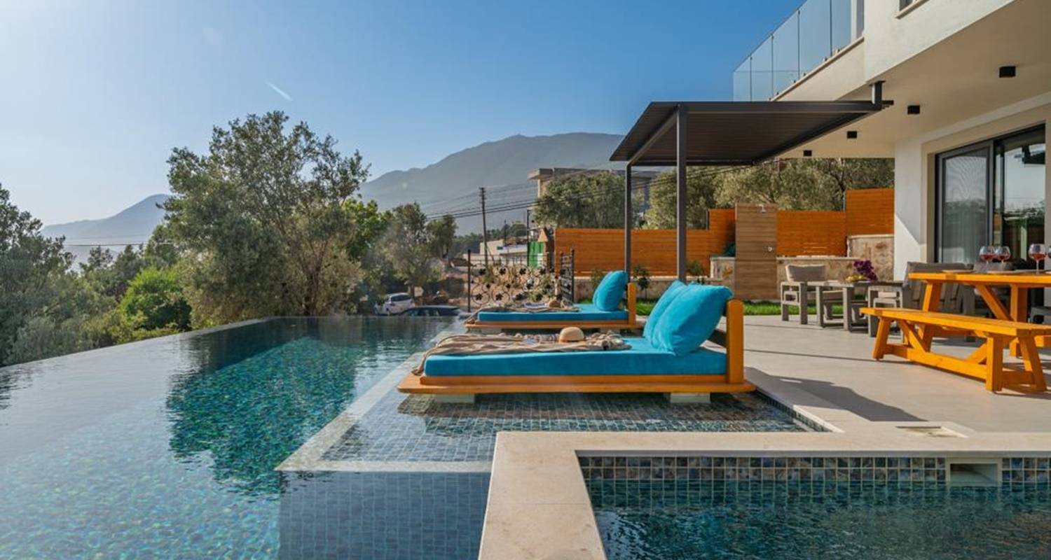 Kaş Andifli'de Modern Tasarımlı, Özel Havuzlu, Lüks Villa