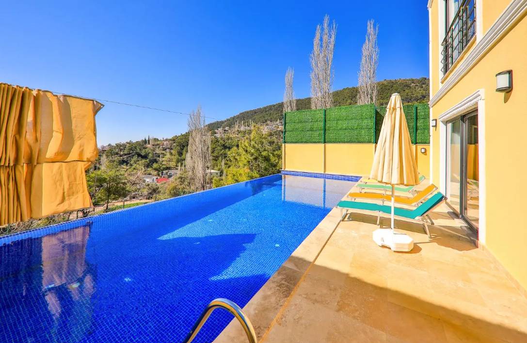 Kaş İslamlar'da Doğa Manzaralı, Isıtmalı Havuzlu, Lüks Villa