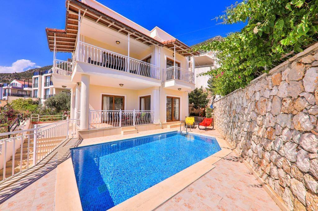 Kaş Kalkan'da Deniz Manzaralı, Özel Havuzlu, Kiralık Merkezi Villa