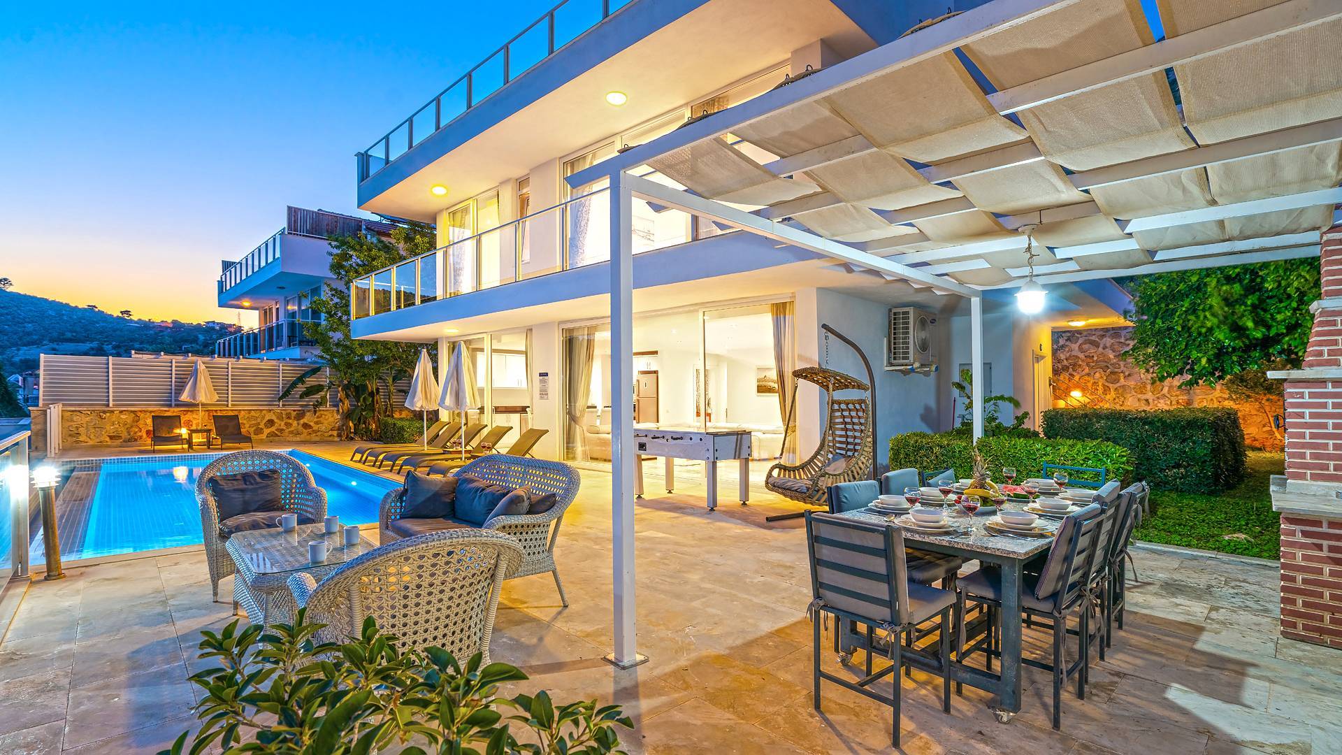 Kaş Kalkan'da Denize Yakın, Kalabalık Aileler İçin Uygun, Şık Villa