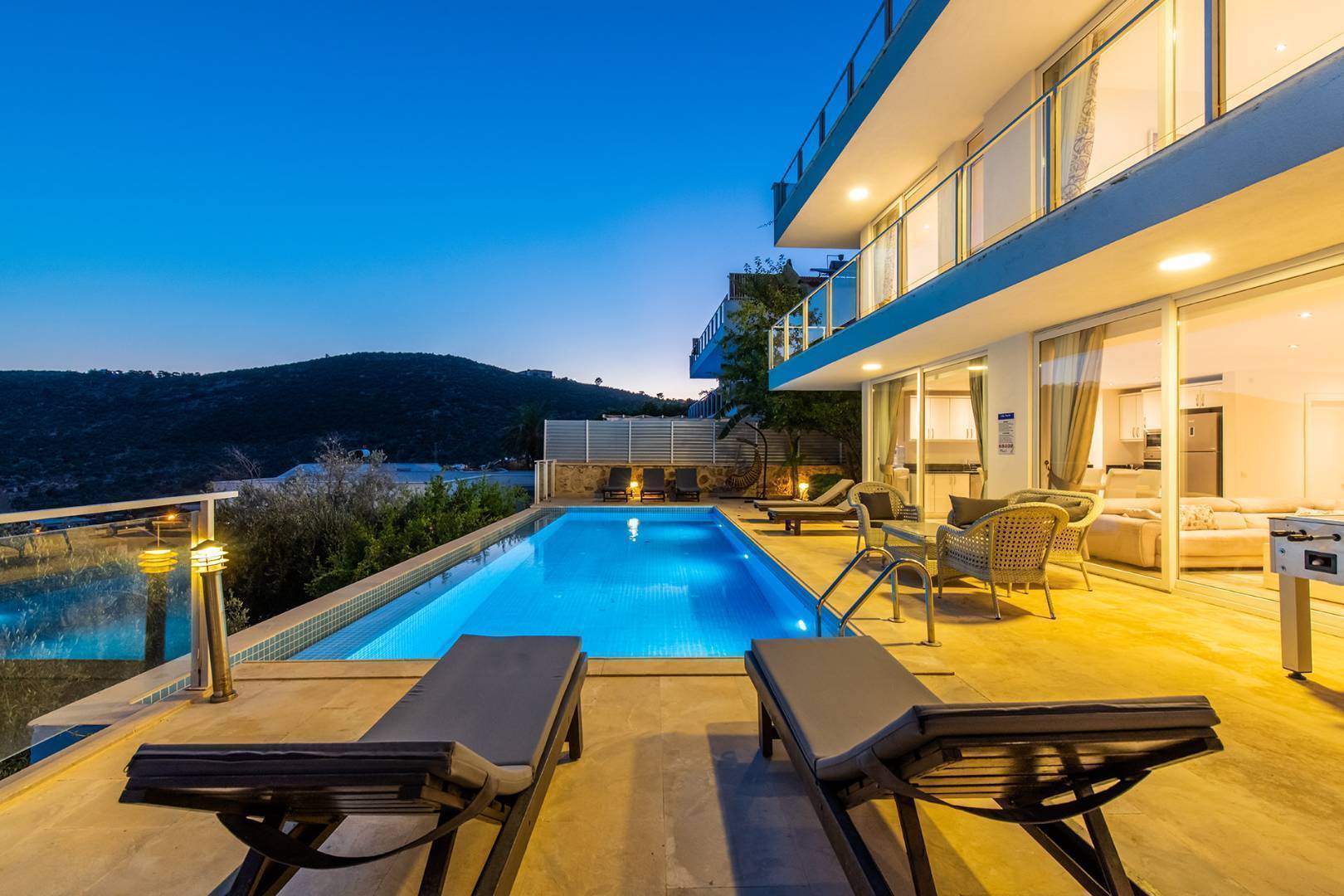 Kaş Kalkan'da Denize Yakın, Kalabalık Aileler İçin Uygun, Şık Villa