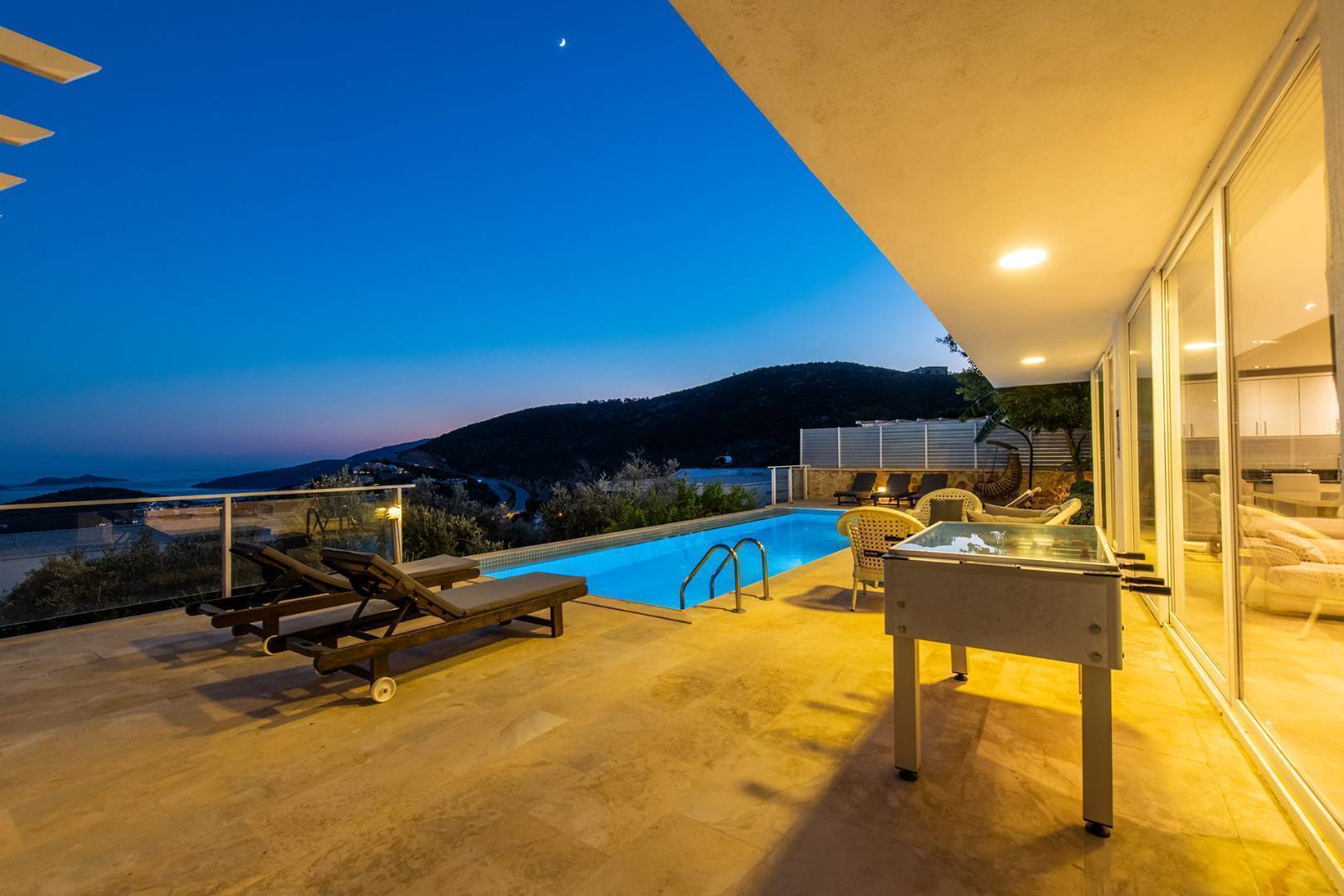 Kaş Kalkan'da Denize Yakın, Kalabalık Aileler İçin Uygun, Şık Villa