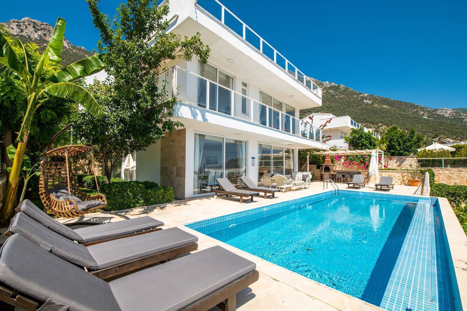 Kaş Kalkan'da Denize Yakın, Kalabalık Aileler İçin Uygun, Şık Villa