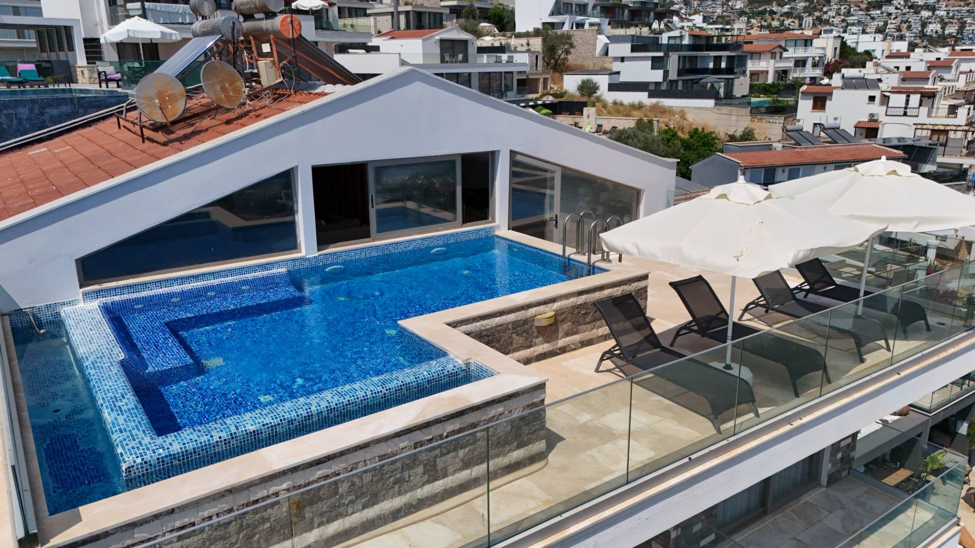 Kaş Kalkan'da Merkeze Yakın, Serinleme Havuzlu, Kiralık Villa