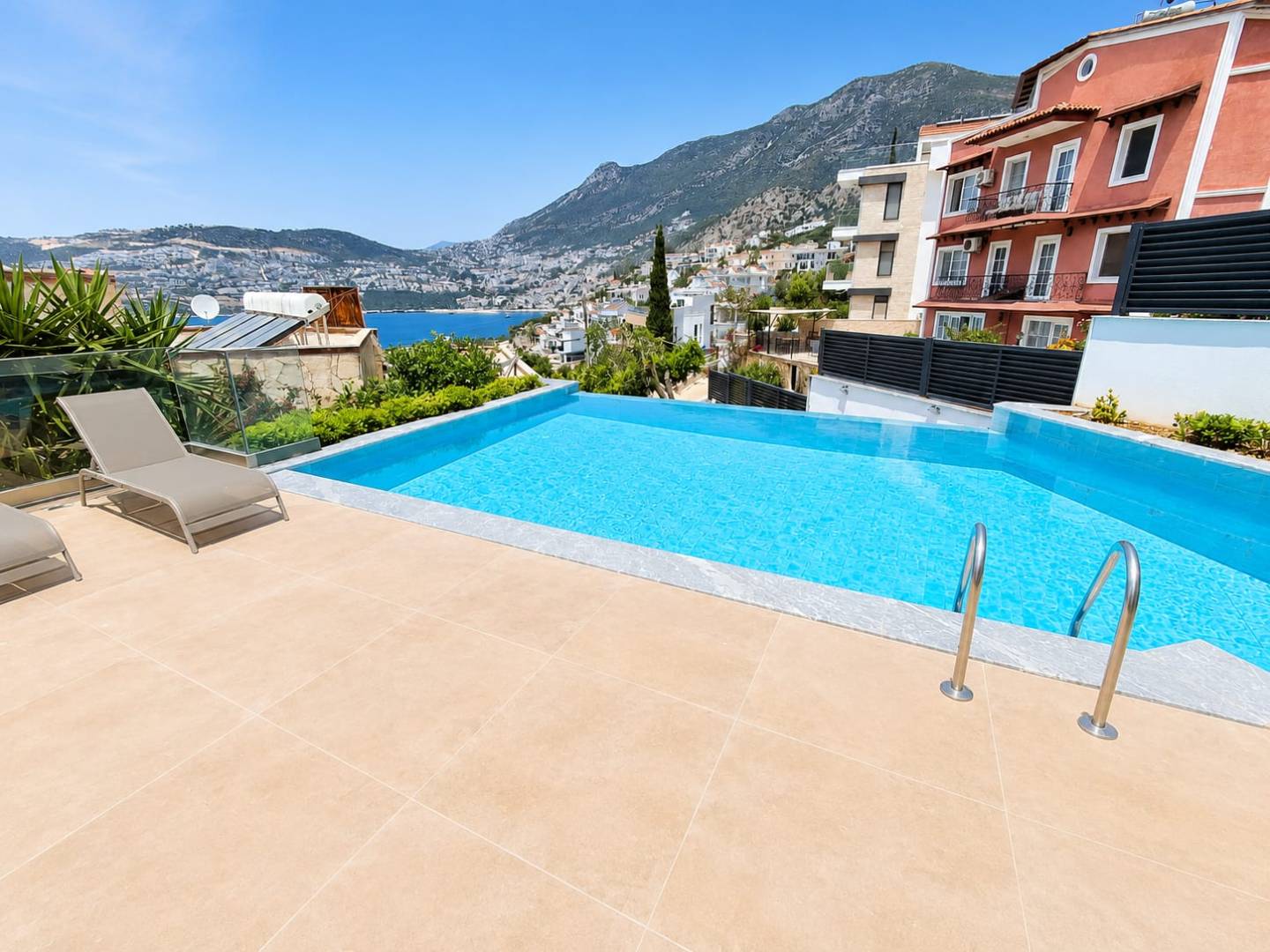 Kaş Kalkan'da Merkezi Konumda, Özel Havuzlu, 6 Kişilik Villa