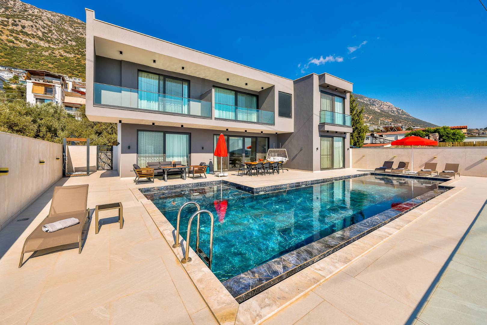 Kaş Kördere'de Enfes Deniz Manzaralı, Özel Havuzlu, Olanaklı Villa