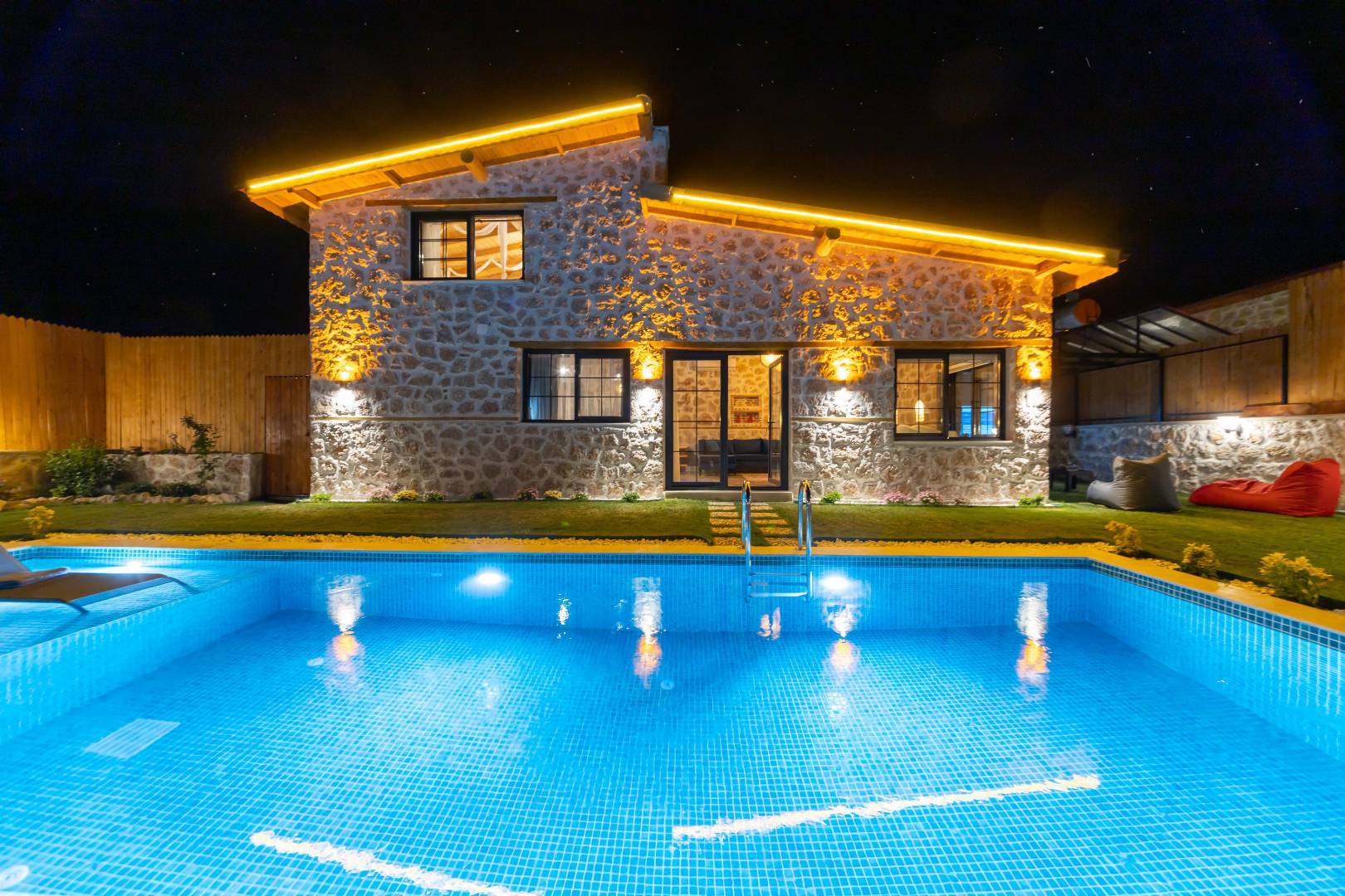 Kaş Sarıbelen'de Açık Hava Sineması Bulunan, Özel Havuzlu, Jakuzili Villa 
