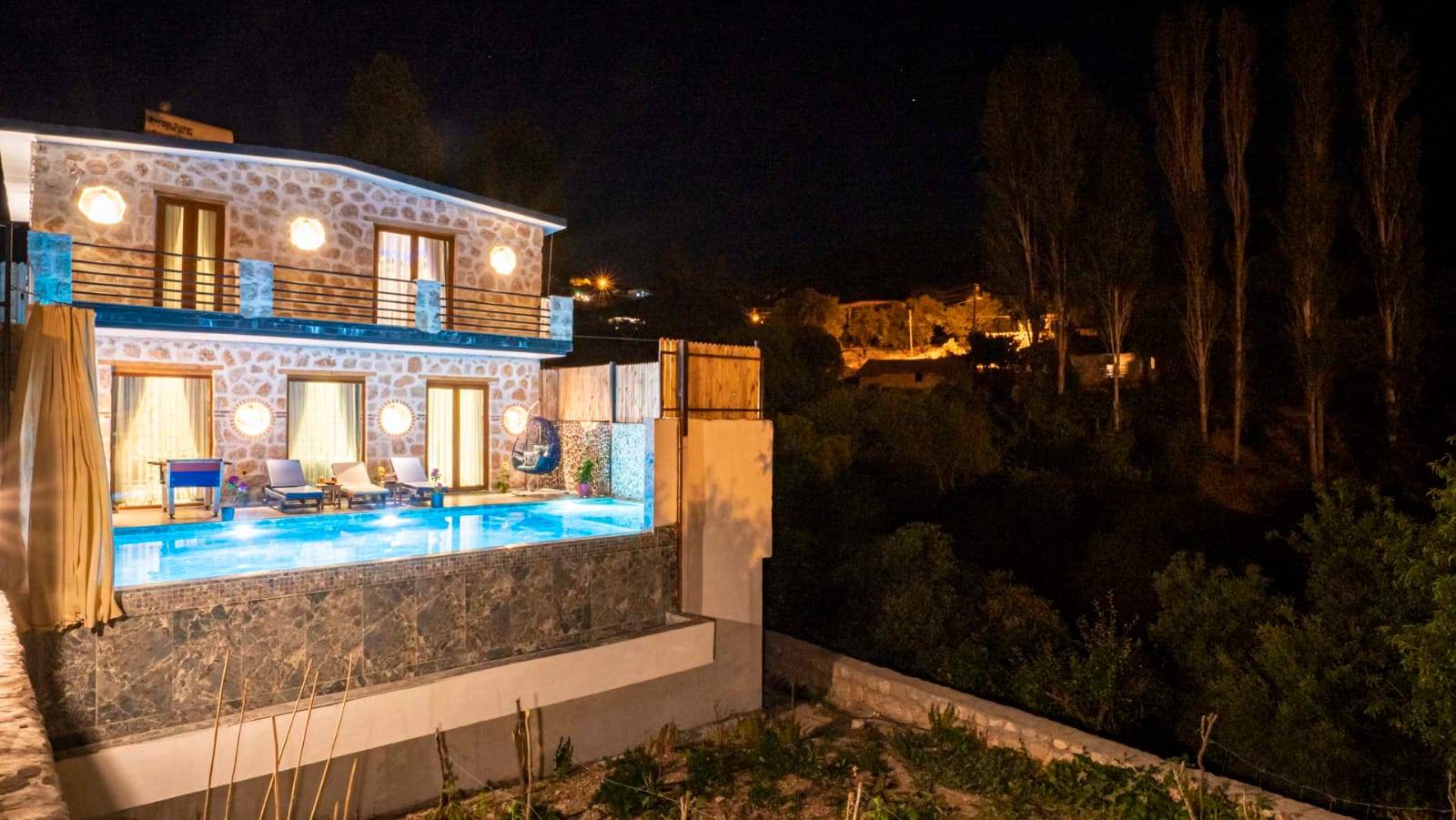 Kaş Sarıbelen'de Doğa Manzaralı, Özel Havuzlu, Konforlu Tatil Villası