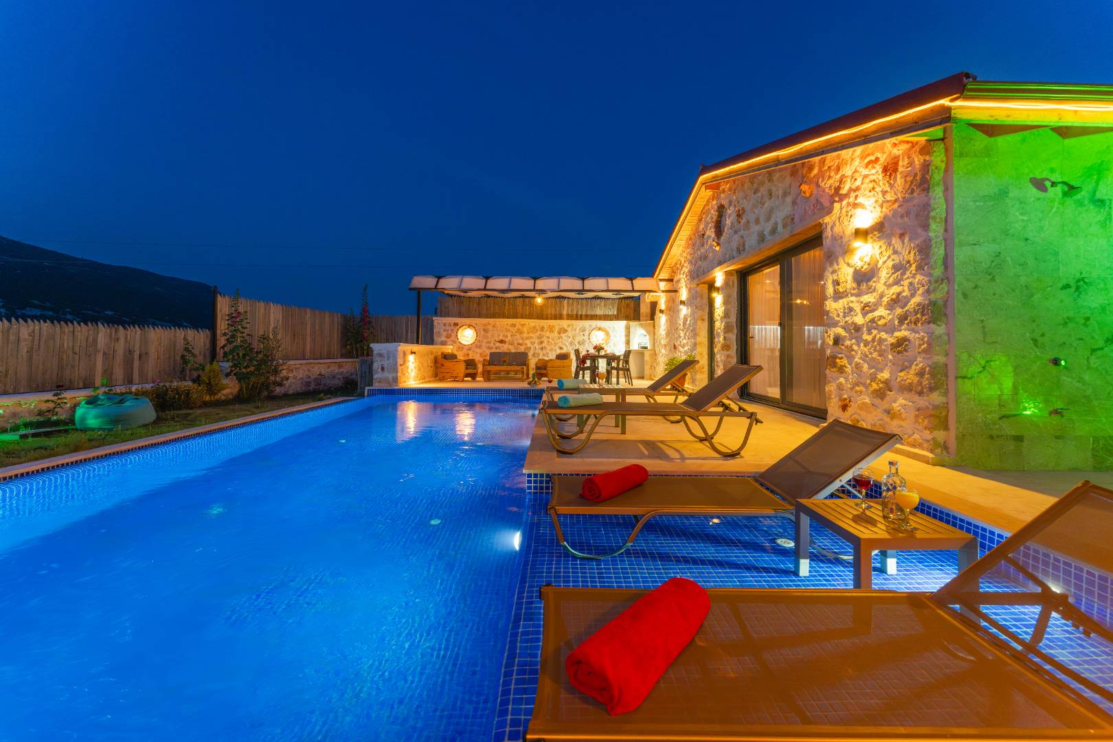 Kaş Sarıbelen'de Sakin Konumda, Çocuk Oyun Alanlı, Modern Villa