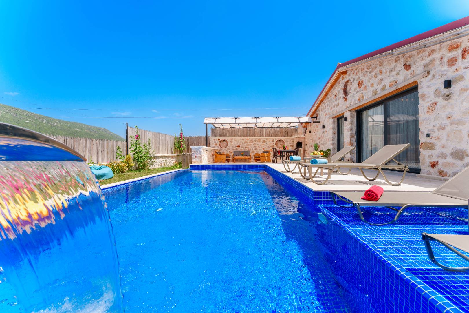 Kaş Sarıbelen'de Sakin Konumda, Çocuk Oyun Alanlı, Modern Villa