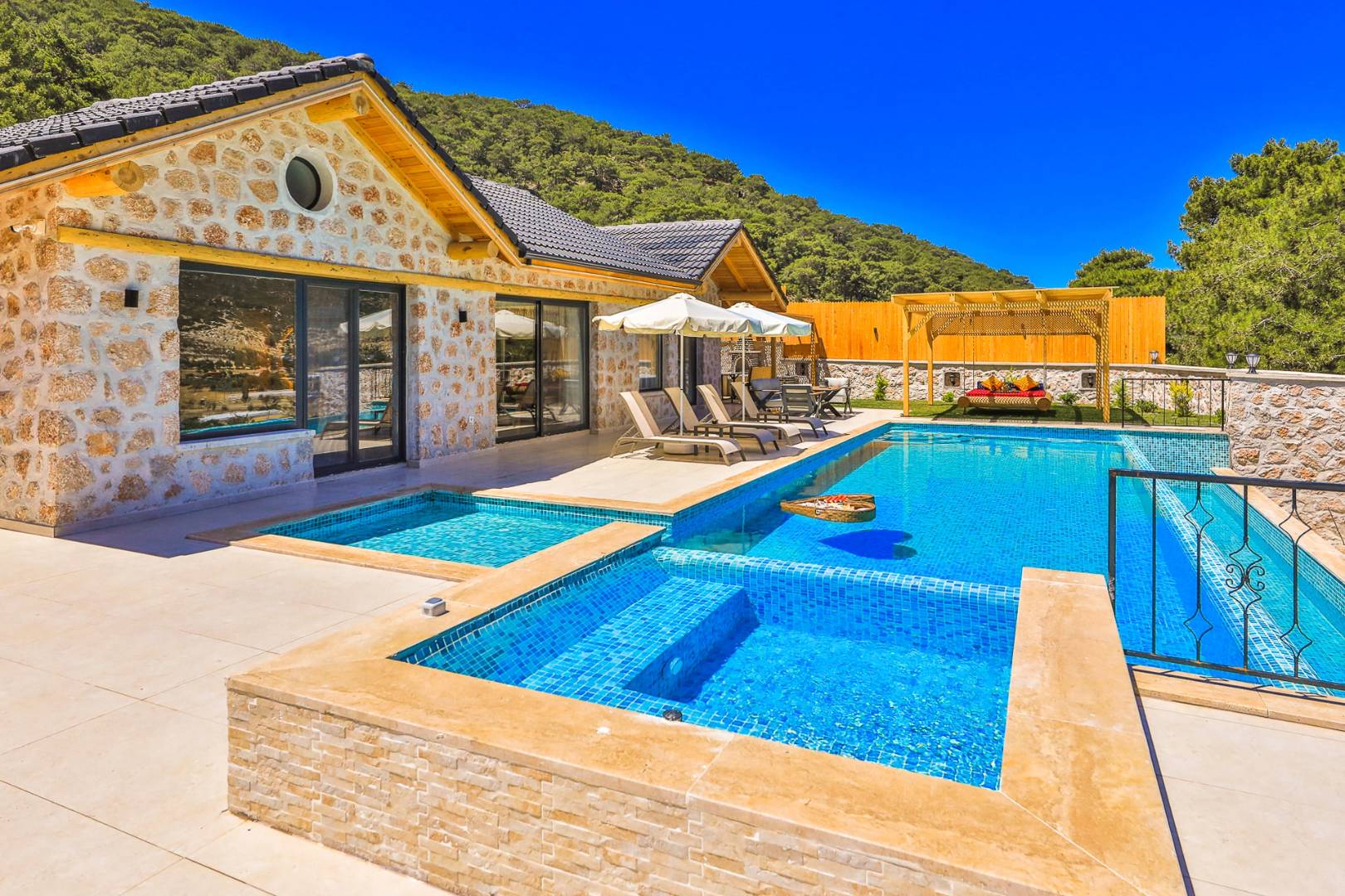 Kaş Sarıbelen'de Sakin Konumda, Özel Havuzlu, Taş Villa
