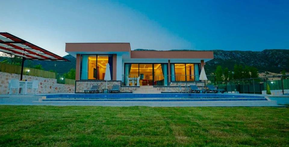 Kaş Sarıbelen'de Yemyeşil Bahçeli, Özel Havuzlu, Kiralık Villa