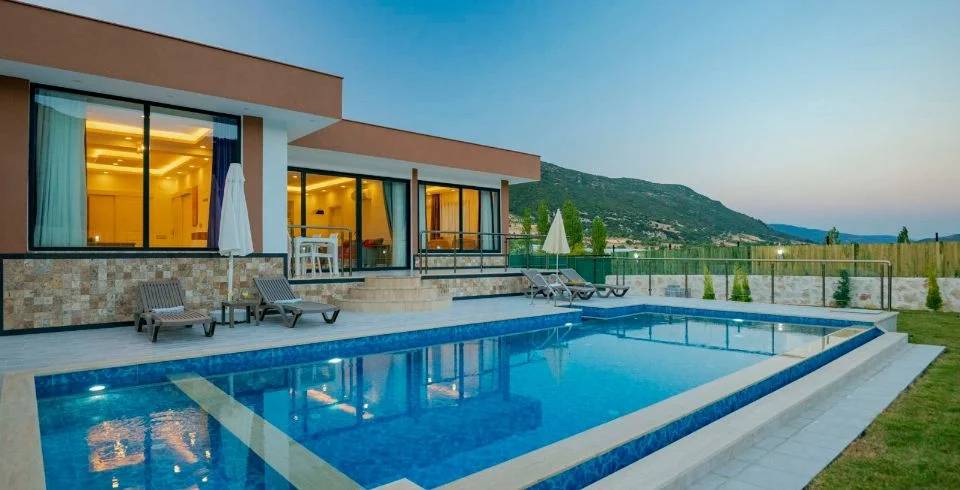 Kaş Sarıbelen'de Yemyeşil Bahçeli, Özel Havuzlu, Kiralık Villa