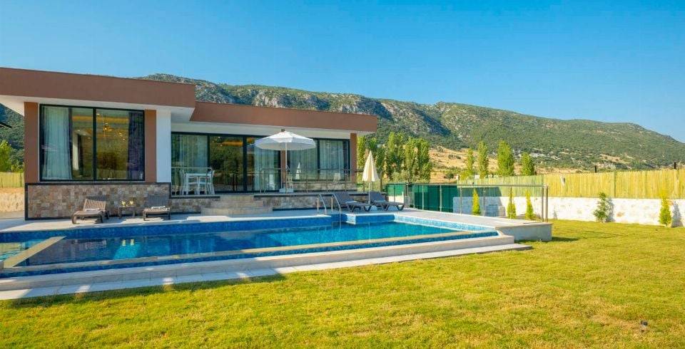 Kaş Sarıbelen'de Yemyeşil Bahçeli, Özel Havuzlu, Kiralık Villa