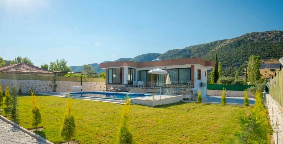 Kaş Sarıbelen'de Yemyeşil Bahçeli, Özel Havuzlu, Kiralık Villa