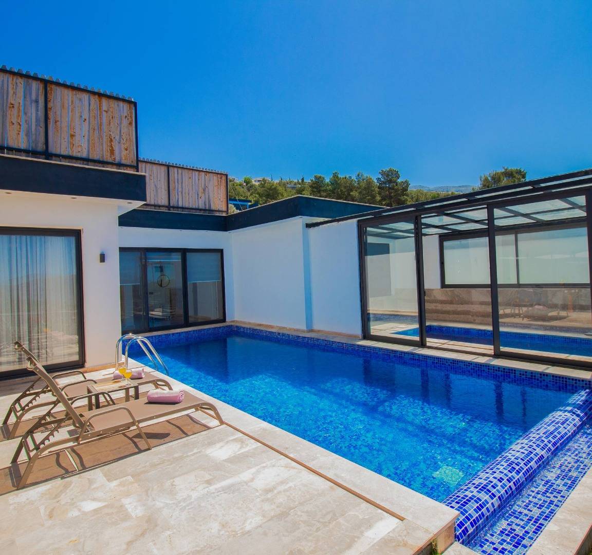 Kaş Üzümlü'de Balayı Çiftlerine Uygun, Isıtmalı Havuzlu, Modern Villa