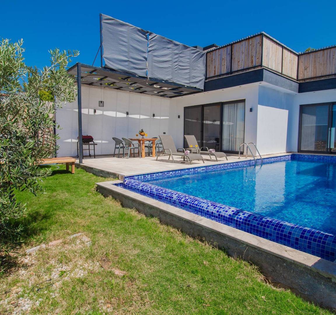 Kaş Üzümlü'de Balayı Çiftlerine Uygun, Isıtmalı Havuzlu, Modern Villa