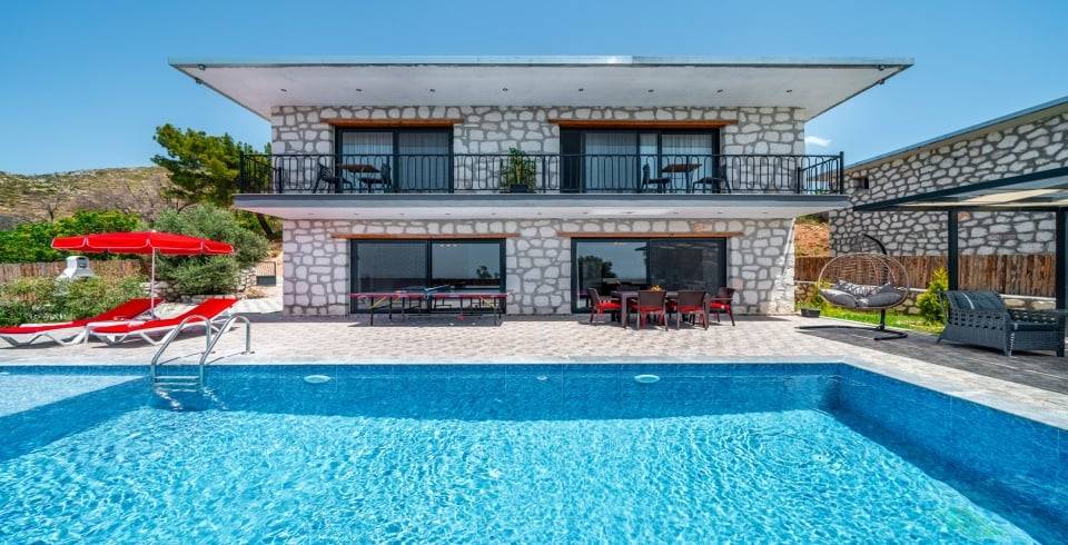 Kaş Üzümlü'de Doğa Manzaralı, Özel Havuzlu, 5 Kişilik Villa