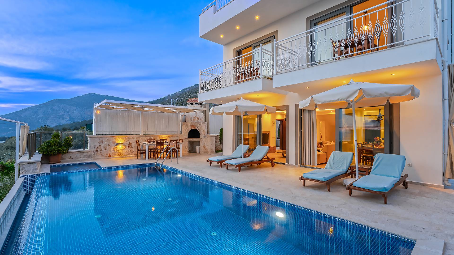 Kaş Üzümlü'de Geniş Ailelere Uygun, Özel Havuzlu, 3+1 Villa