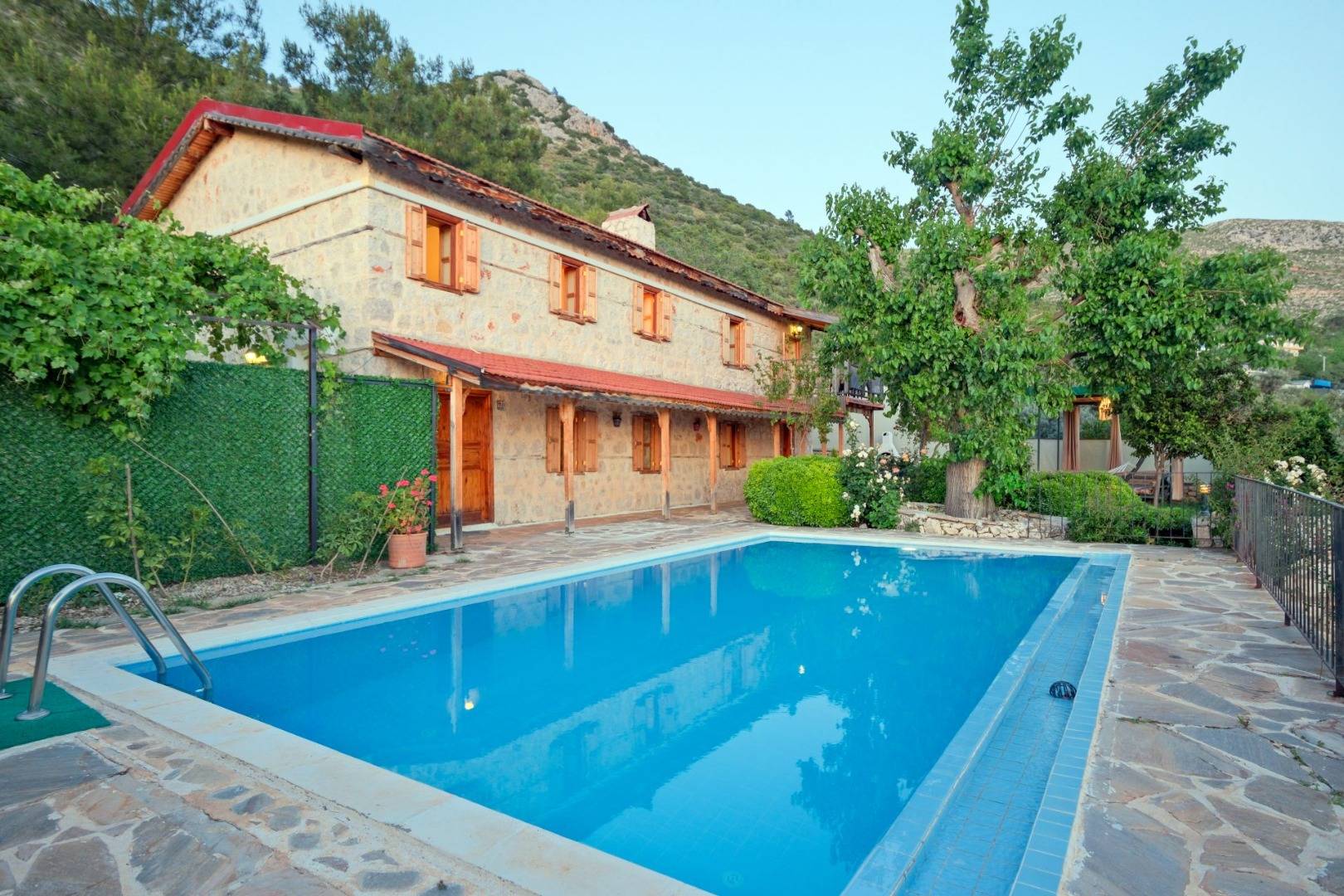 Kaş Üzümlü'de Harika Doğa Manzaralı, Özel Havuzlu, 3+1 Villa