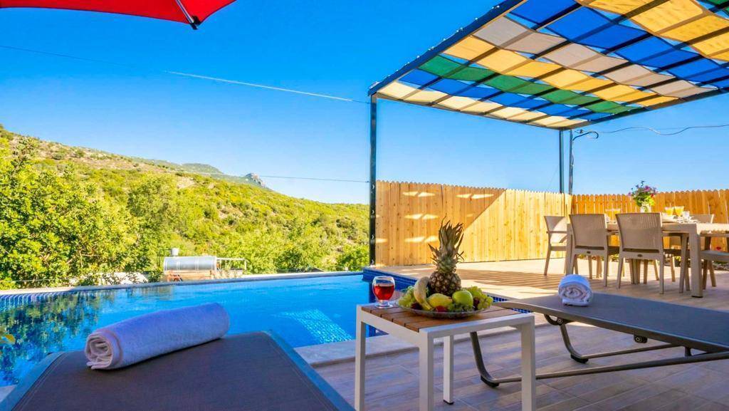 Kaş Üzümlü'de Muhteşem Doğada, Korunaklı Özel Havuzlu, Modern Tasarımlı Villa