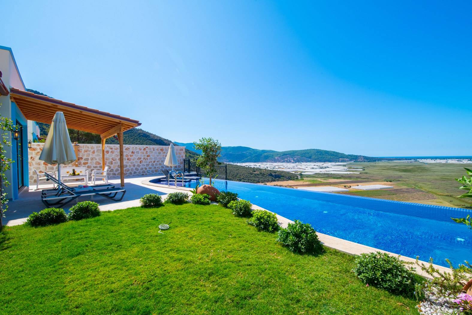 Kaş Yeşilköy'de Sakin Konumda, Isıtmalı Özel Havuzlu, Saunalı, Şık Villa