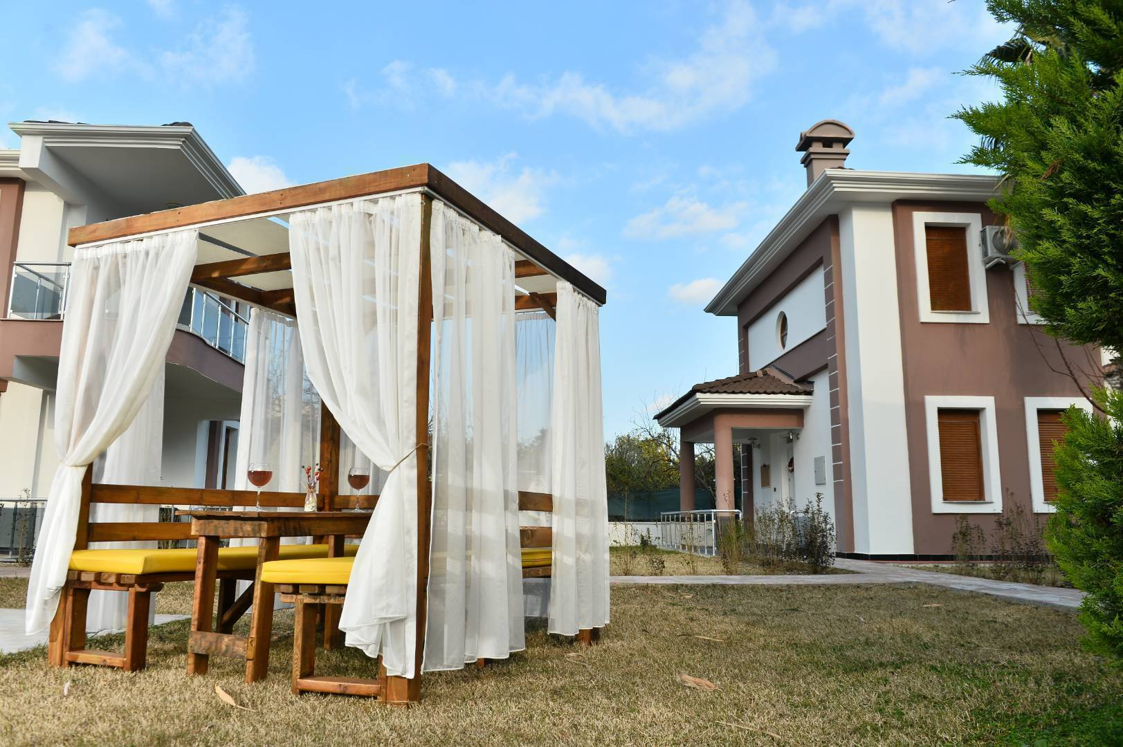 Kemer Çamyuva'da Geniş Ailelere Uygun, Ortak Havuzlu, Modern Tasarımlı Villa