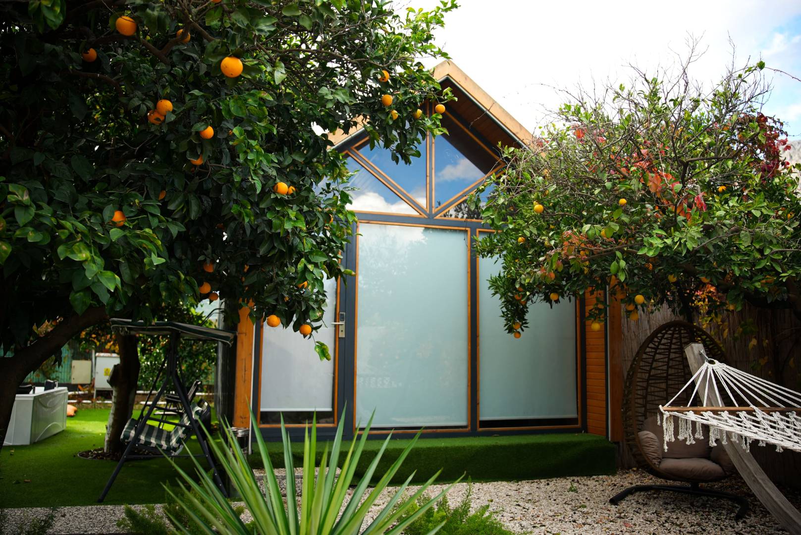 Konyaaltı Sarısu'da Jakuzili, Salıncaklı, Portakal Bahçesi İçerisinde Bungalov