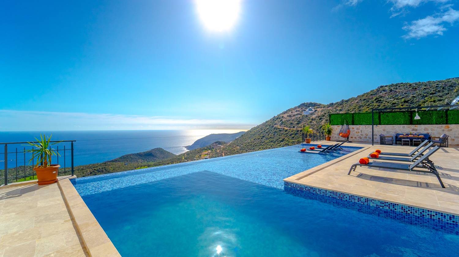 Kalkan Kördere'de Deniz Manzaralı, Isıtmalı Özel Havuzlu, Korunaklı Şık Villa 