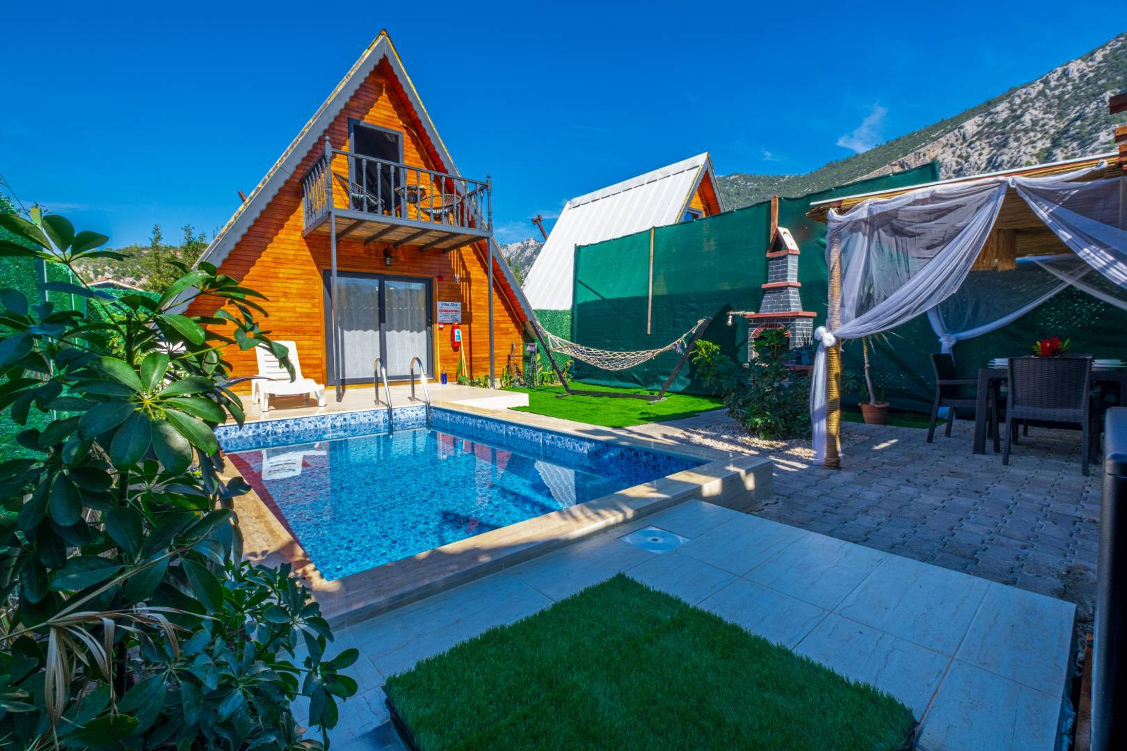 Kumluca Adrasan'da Geniş Bahçeli, Isıtmalı Havuzlu, Balayı Bungalovu