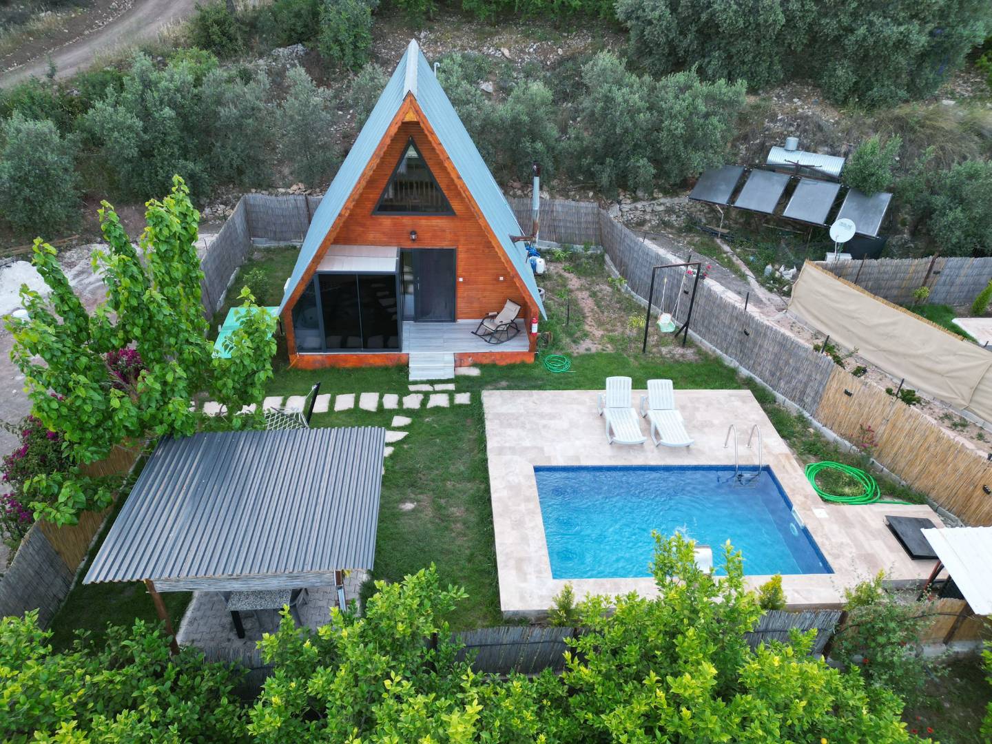Kumluca Adrasan'da Sessiz Konumda, Isıtmalı Havuzlu, Modern Bungalov