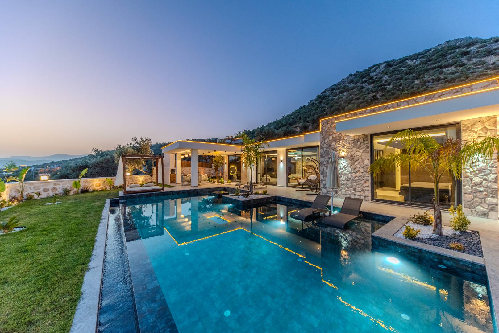 Kaş Çavdır'da, Çekirdek Ailelere Uygun, Özel Havuzlu, Modern Villa