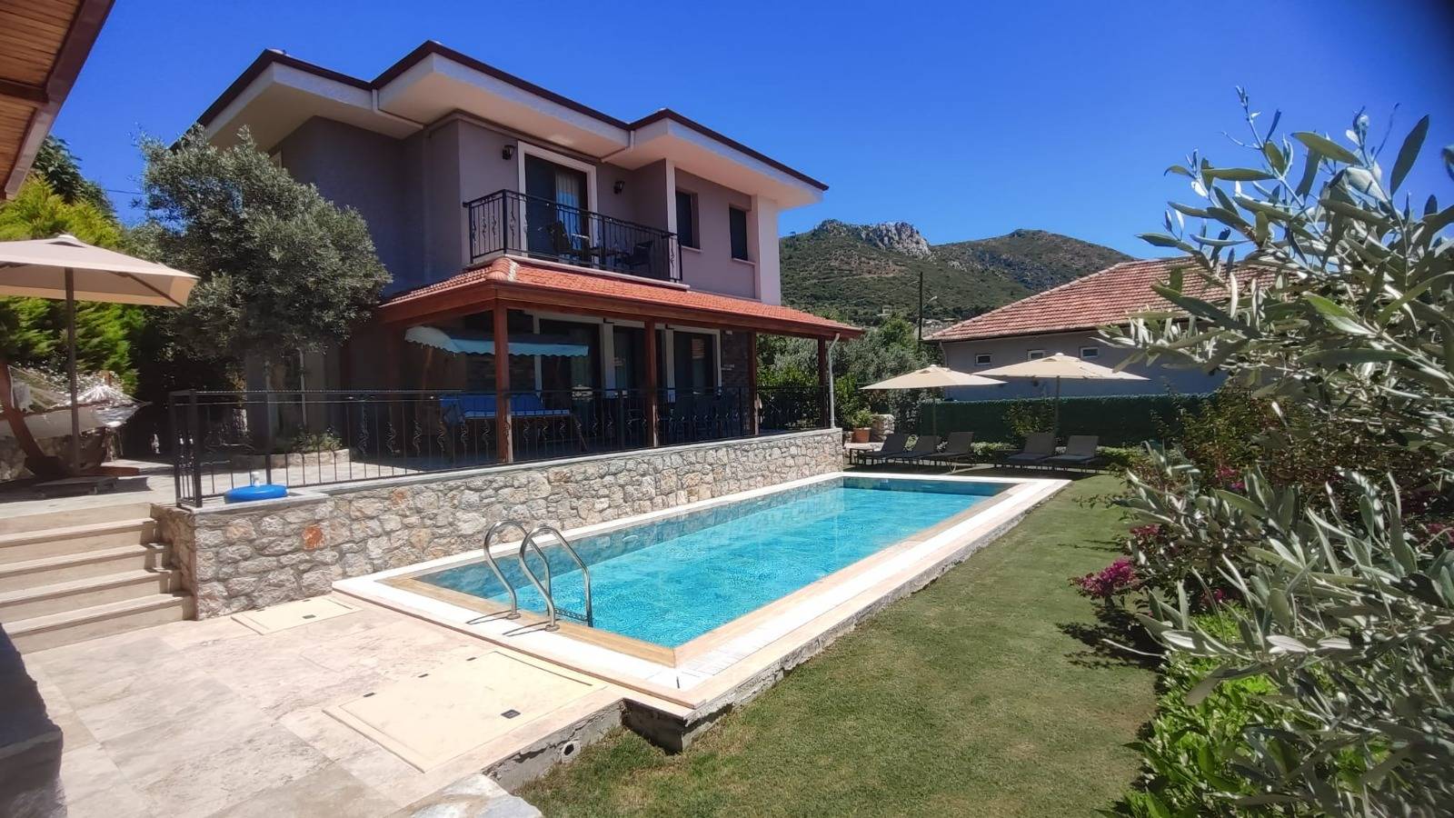 Marmaris Söğüt'te Doğa ve Deniz Manzaralı, Özel Havuzlu, Bahçeli Villa