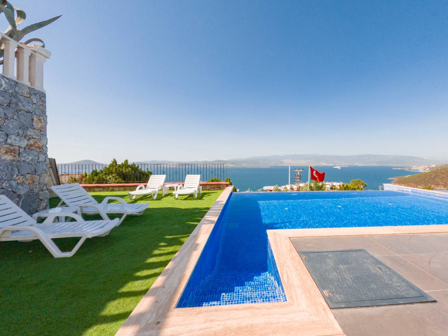 Milas Boğaziçi'nde Muhteşem Deniz Manzaralı, Özel Havuzlu, Bahçeli Villa 