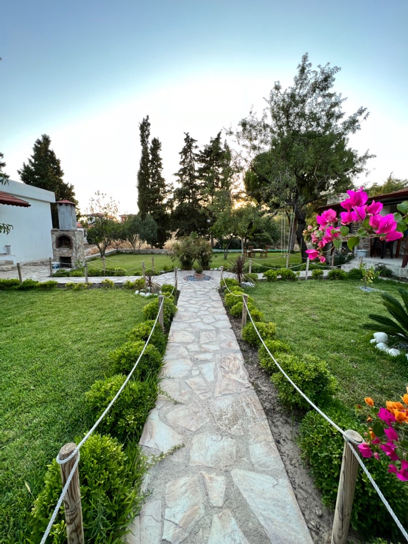 Muğla Datça'da Doğa ile İç İçe, Geniş Bahçeli, Modern Tasarımlı Konforlu Ev