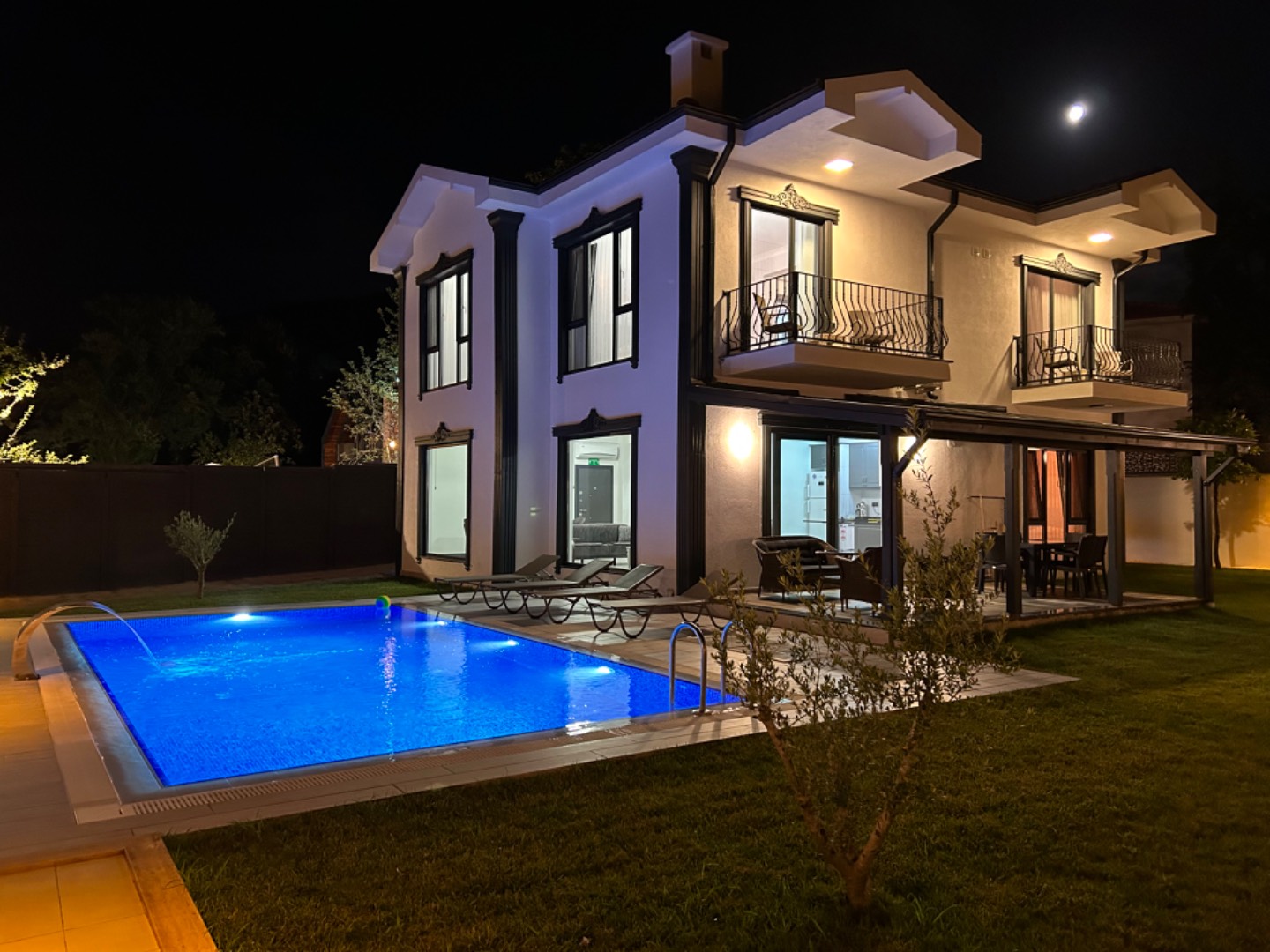 Sakarya Sapanca'da Geniş Bahçeli, Özel Havuzlu, Lüks Villa-34082