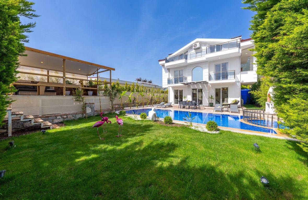 Fethiye Ölüdeniz'de Yemyeşil Bahçeli, Özel Havuzlu, Modern Villa