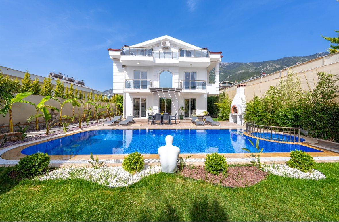 Fethiye Ölüdeniz'de Yemyeşil Bahçeli, Özel Havuzlu, Modern Villa