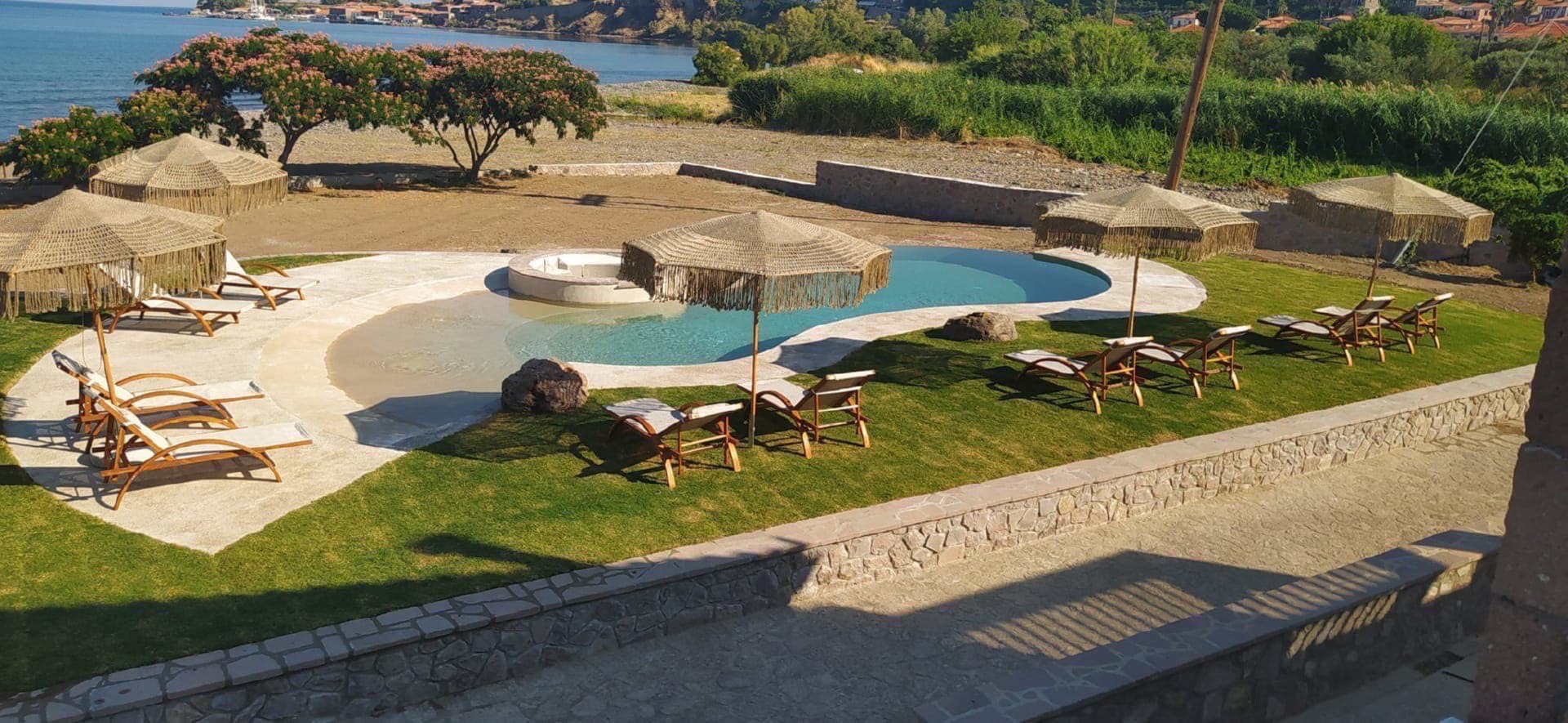 Midilli Molivos'da Denize Sıfır Konumda, Ortak Havuzlu, Şık Tasarımlı Oda