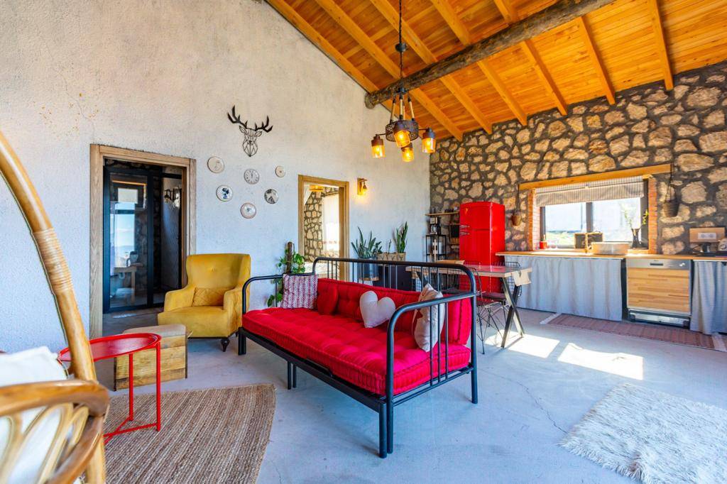 Seydikemer Yakaköy'de Korunaklı, Özel Havuzlu, 4 Kişilik, Kiralık Taş Villa