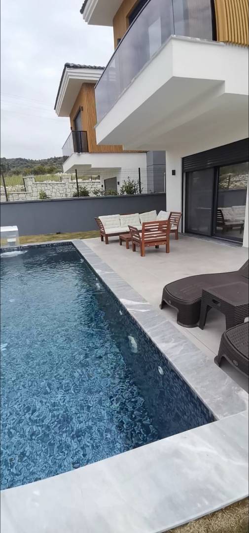 İzmir Çeşme'de Merkezi Konumda, Özel Havuzlu, Modern Tasarımlı Villa
