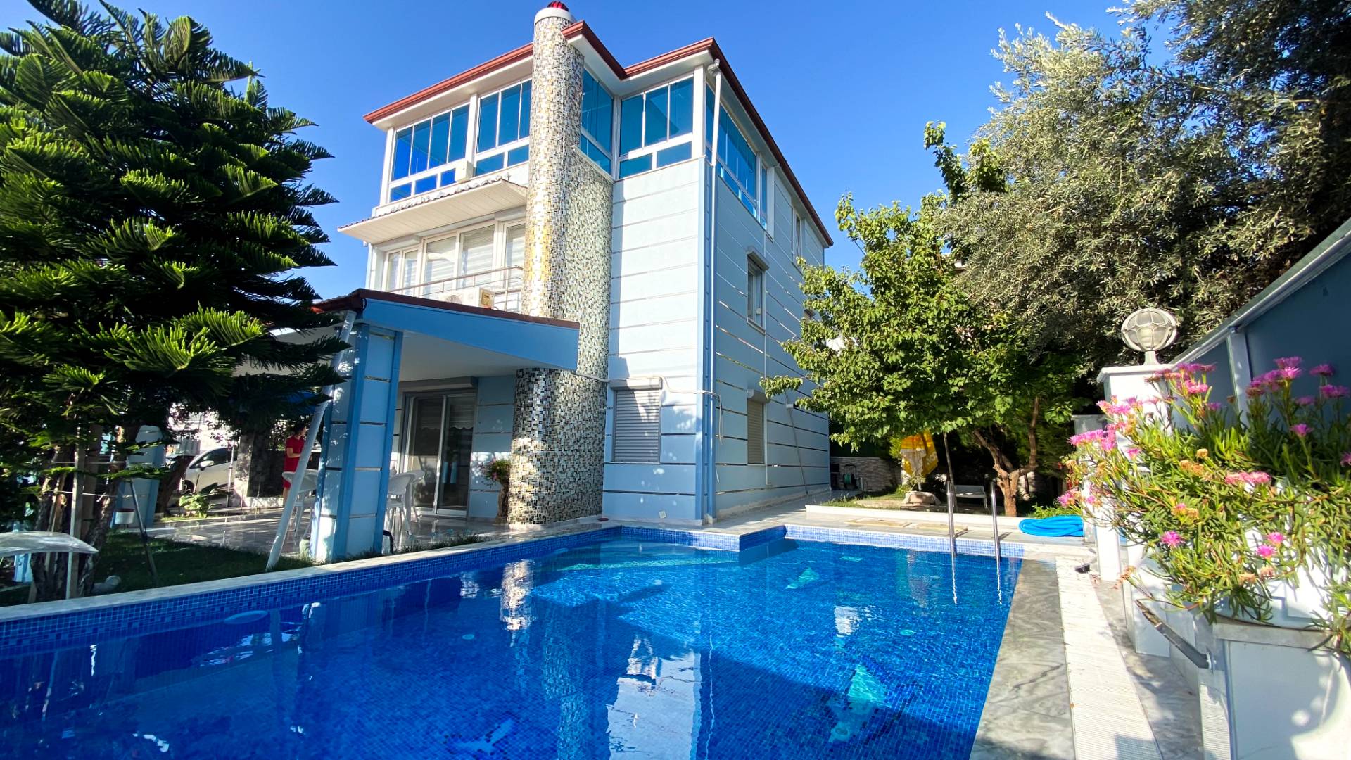 Kuşadası Kadınlar Denizi'nde Merkeze Yakın, Özel Havuzlu, Şık Villa