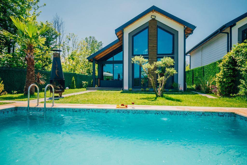 Sakarya Sapanca'da Eşsiz Bahçeli, Isıtmalı Özel Havuzlu, Modern Tasarımlı Kiralık Villa