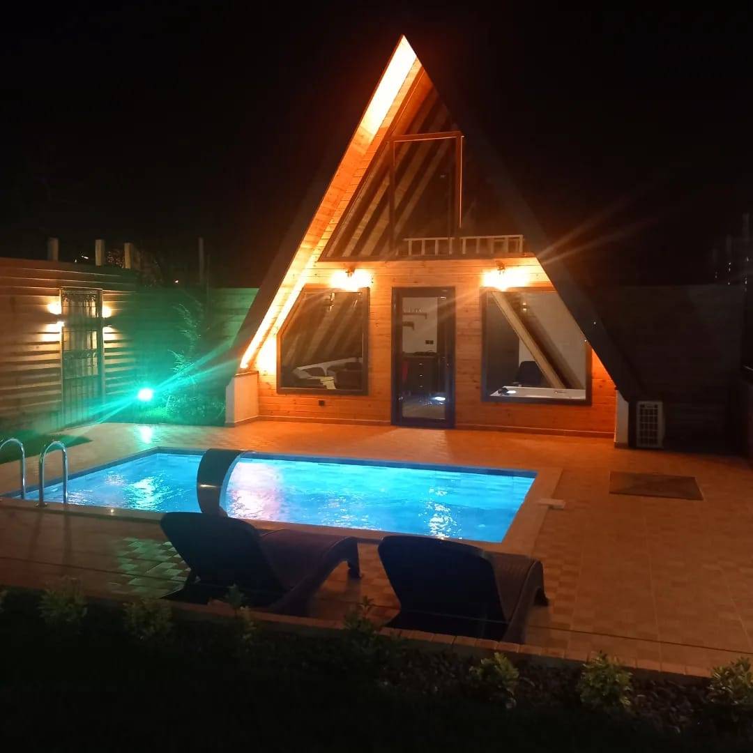 Sapanca Güldibi'nde Modern Tasarımlı, Isıtmalı Özel Havuzlu, Kahvaltı Dahil Bungalov