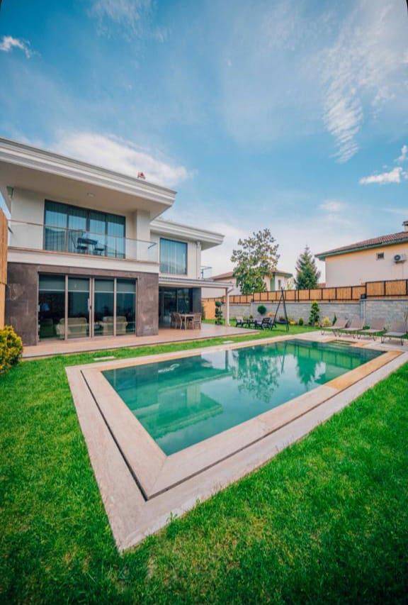 Sapanca Kırkpınar'da Geniş Bahçe İçerisinde, Isıtmalı Özel Havuzlu, Modern Tasarımlı Villa