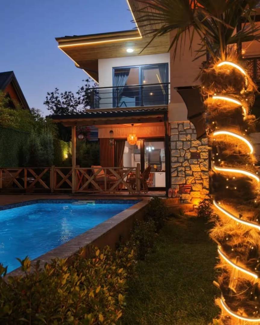Sapanca Kırkpınar'da Geniş Bahçeli, Isıtmalı Havuzlu, Konforlu Villa