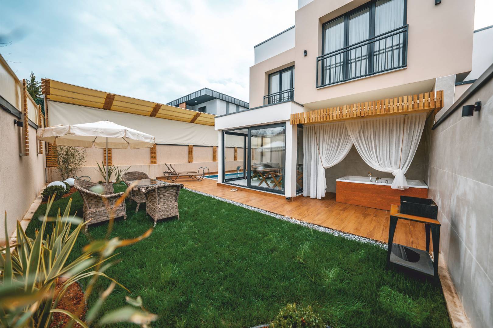 Sapanca Kırkpınar'da Modern Tasarımlı, Isıtmalı Özel Havuzlu, Bahçeli Villa 